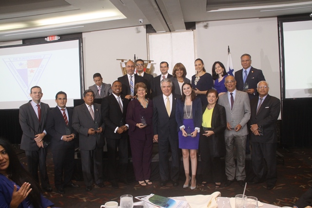 Apede entrega premio a ejecutivo del año