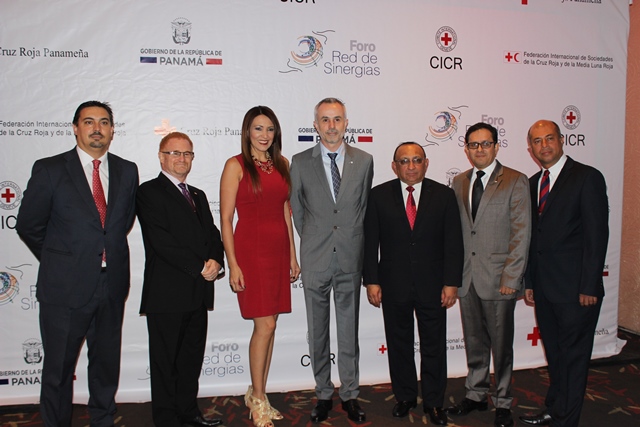 El Ministro de Desarrollo Social, Alcibíades Vázquez, entregó a nombre del gobierno panameño el reconocimiento a la Cruz Roja. Homenaje a Cruz Roja por sus 150 años de servicios