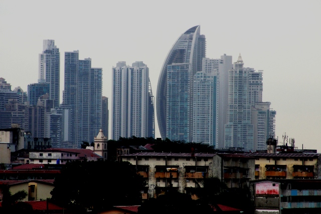 Esta fotografía de Cristóbal Chen Solís muestra las dos caras de la ciudad de Panamá. Los viejos caserones comienzan a desaparecer