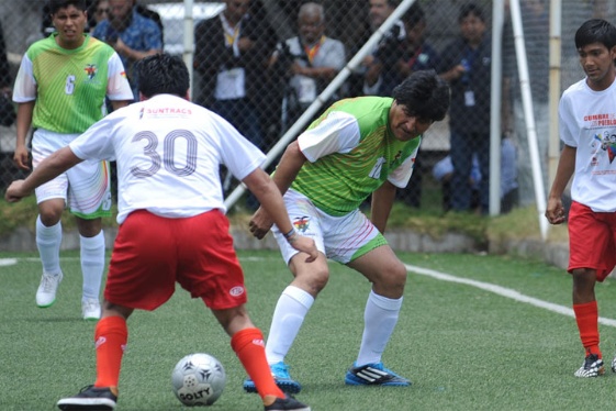 Evo juega partido amistoso de fútbol.