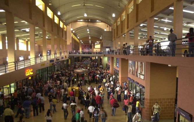 Limitan acceso de migrantes a terminal de buses en Panamá