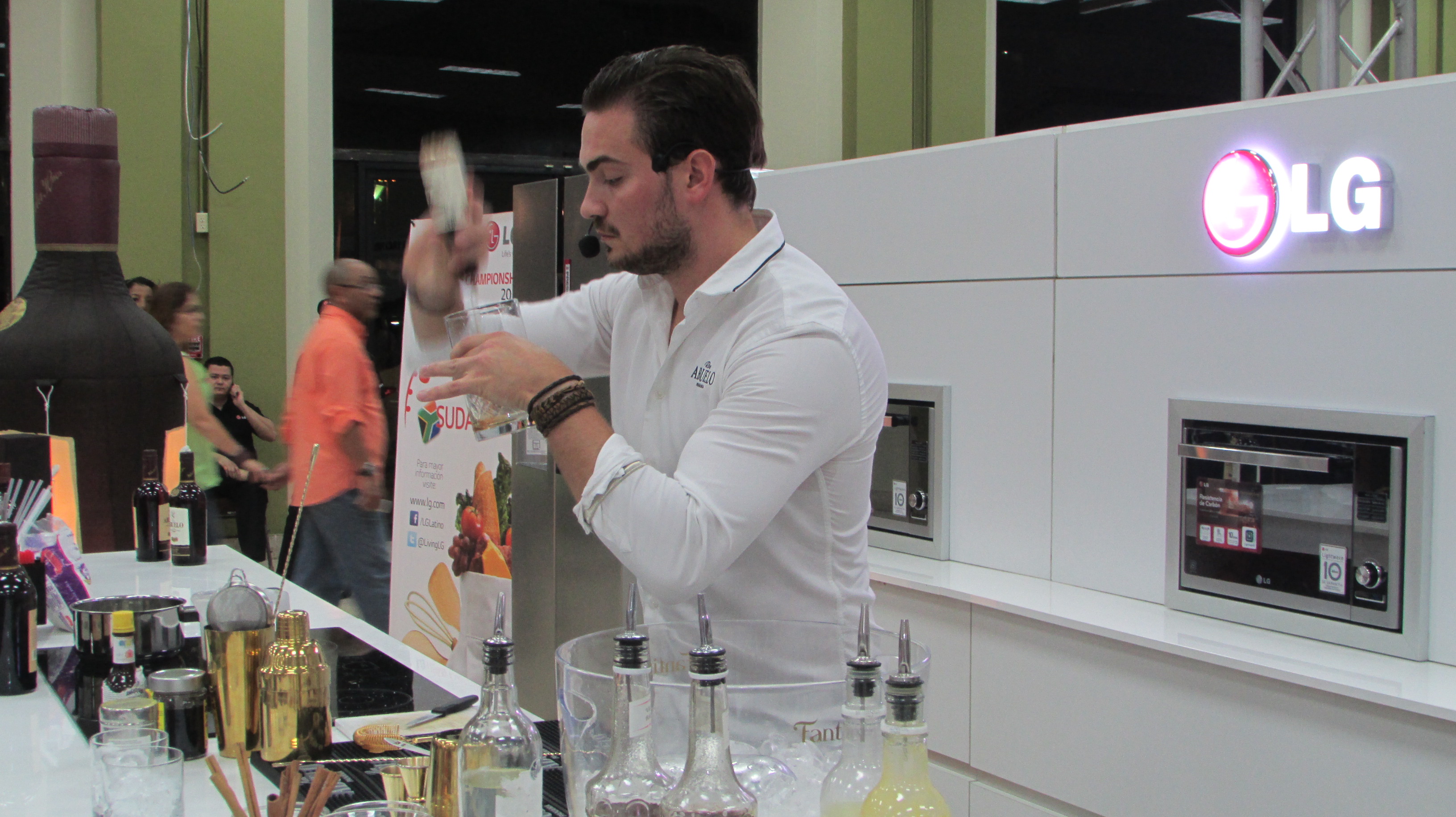 Cristóbal Srokowski en una demostración en Panamá Gastronómica 2013 Cristóbal Srokowski, Embajador Global de la Marca Ron Abuelo.