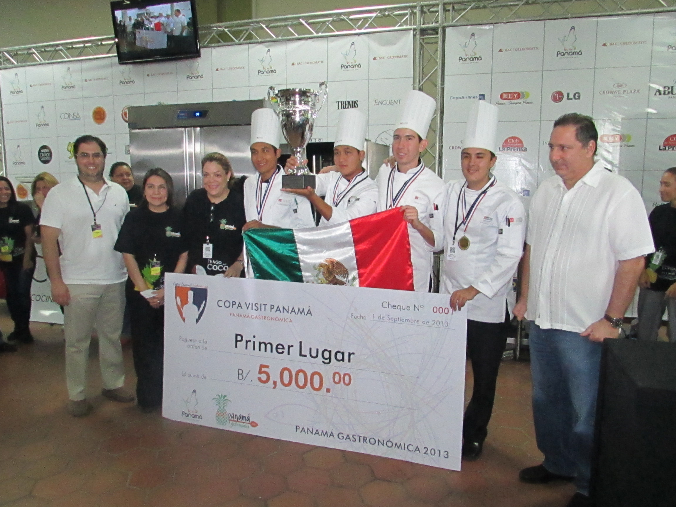 Entrega de la Copa Visit Panamá al equipo de la UPAEP de Puebla, México Feria Internacional Panamá Gastronómica 2013 fue un gran éxito