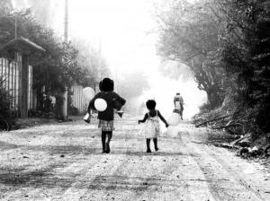Fotografía de Laura Estrada de El Salvador. Primer lugar de la categoría abierta del concurso "Por ser niña" 2013. La ONU expresa su preocupación por el alto índice de niñas sin escolarizar