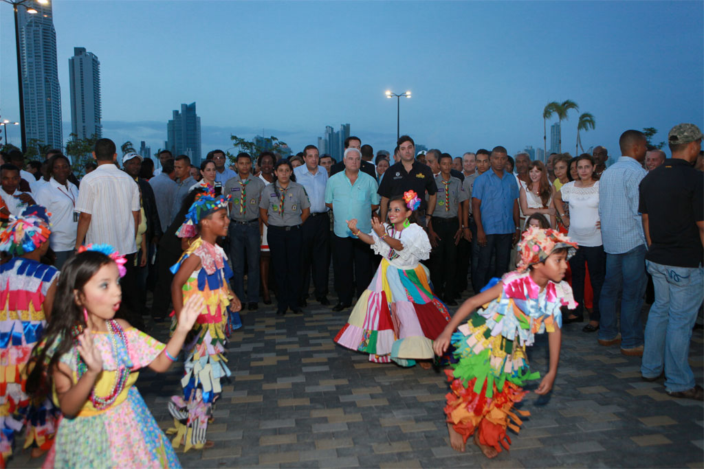 ¡Rompeolas turístico en la Cinta Costera!