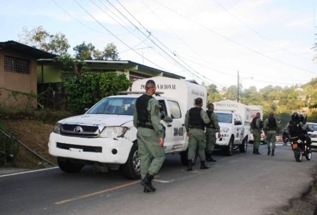 Retenidos, armas y evadido en operativos policiales