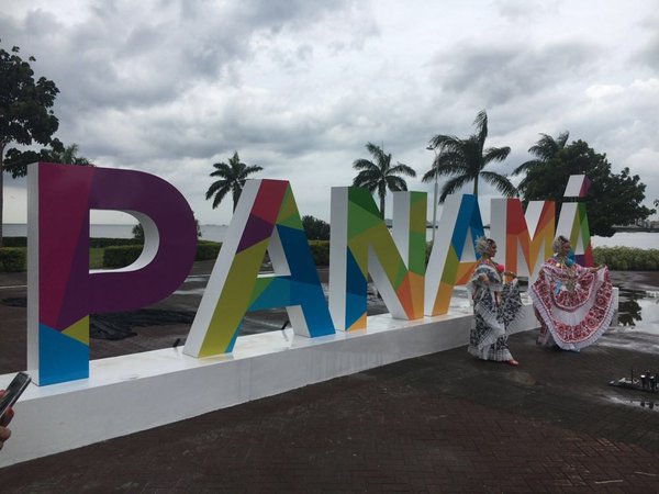 Inaugura Gustavo Him parador fotográfico de Panamá