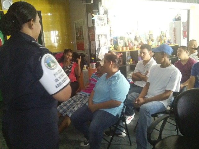 Policía dicta charla sobre prevención de drogas