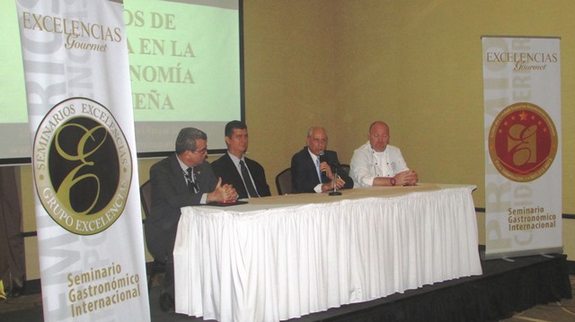 Carlos Alipi de la Universidad Interamericana, Raúl Arjona, gerente general del Hotel Royal Sonesta, José Carlos de Santiago, presidente del Grupo Excelencias y Patrice Jaumon del Club Gastronómico de Panamá. Por segundo día se realiza II Seminario Gastronómico Excelencias Gourmet en Panamá