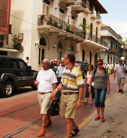 Turistas en el Casco Antiguo de Panamá. Promocionan a Panamá como destino en ferias de Argentina y Francia