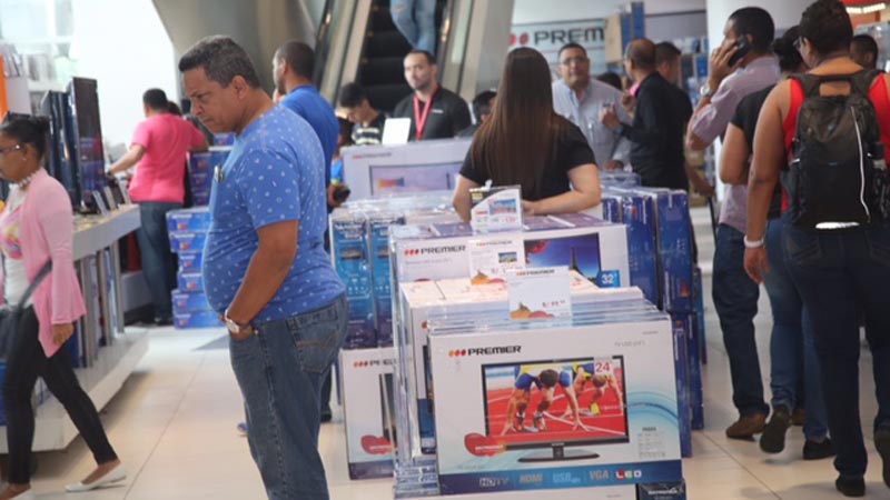 Recorre Gustavo Him centros comerciales por Black Friday